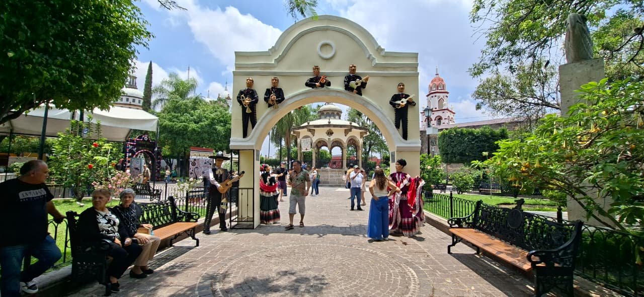Tlaquepaque estrena arcos monumentales y una escultura inspirada en el Mundial
