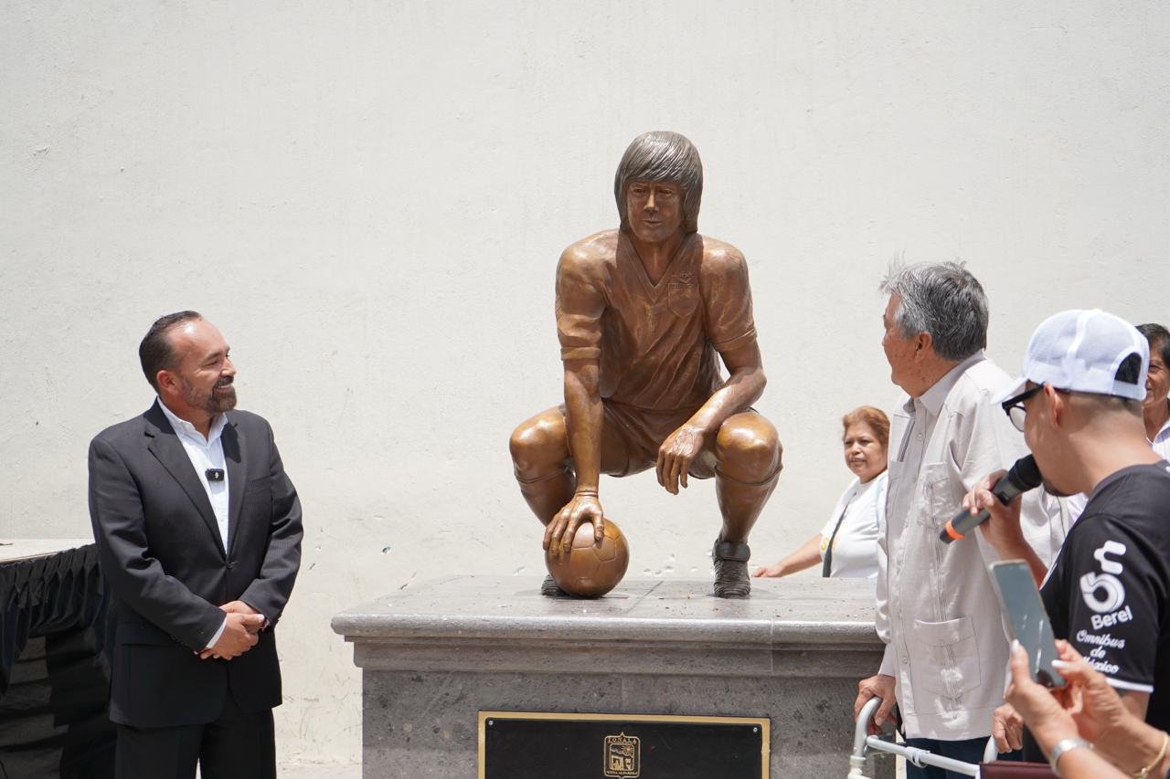 Tonalá devela escultura en honor a Jaime Pajarito