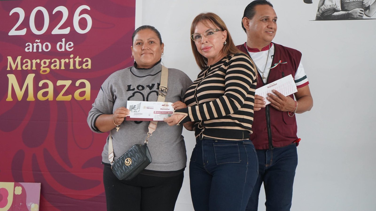 Entregan 11 mil tarjetas de la Beca Rita Cetina