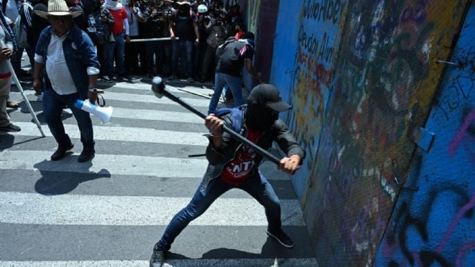 Repelen con violencia a la CNTE en el Zócalo
