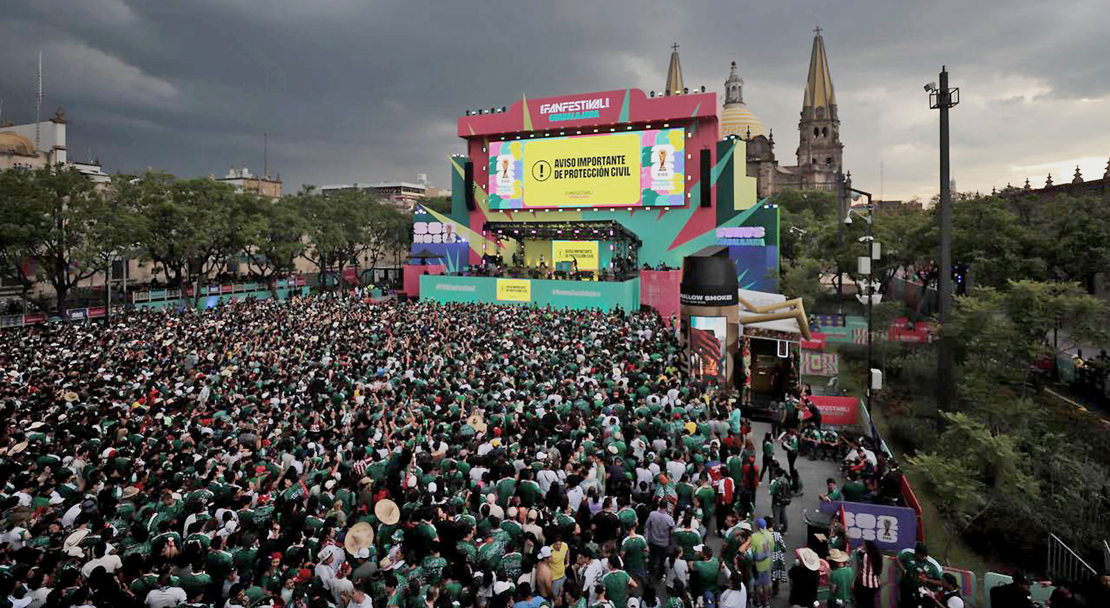 Tapatíos se vuelcan a las calles para apoyar al Tri