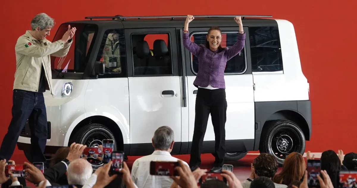 Sheinbaum presenta Olinia, primer auto eléctrico nacional