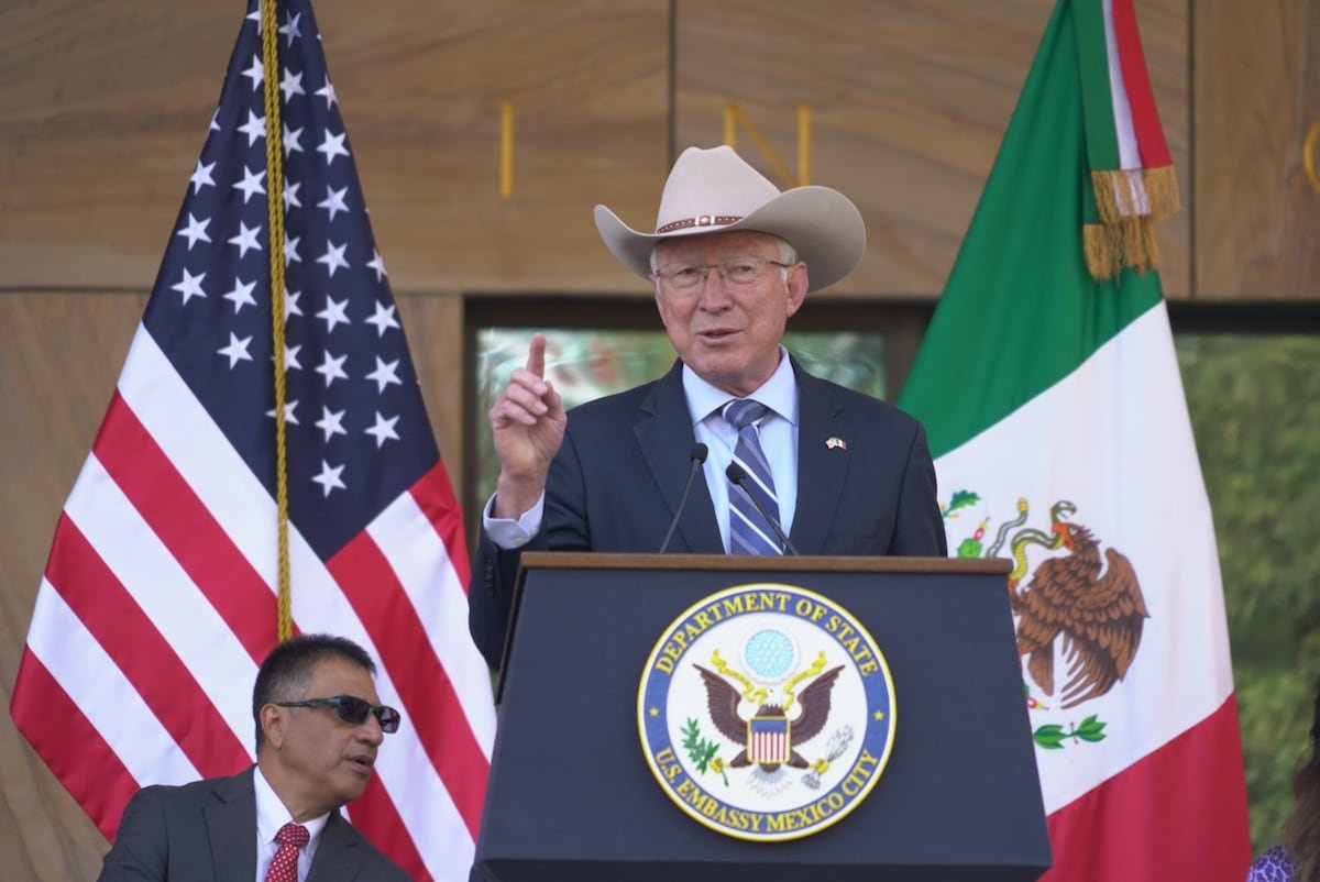 Ken Salazar Refuta a Sheinbaum: 'Nuestro Avión No Buscaba a Zambada'