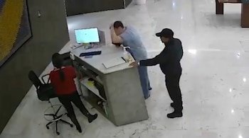 Indignación en Santa Fe: Recepcionista brutalmente agredida; CDMX persigue justicia.