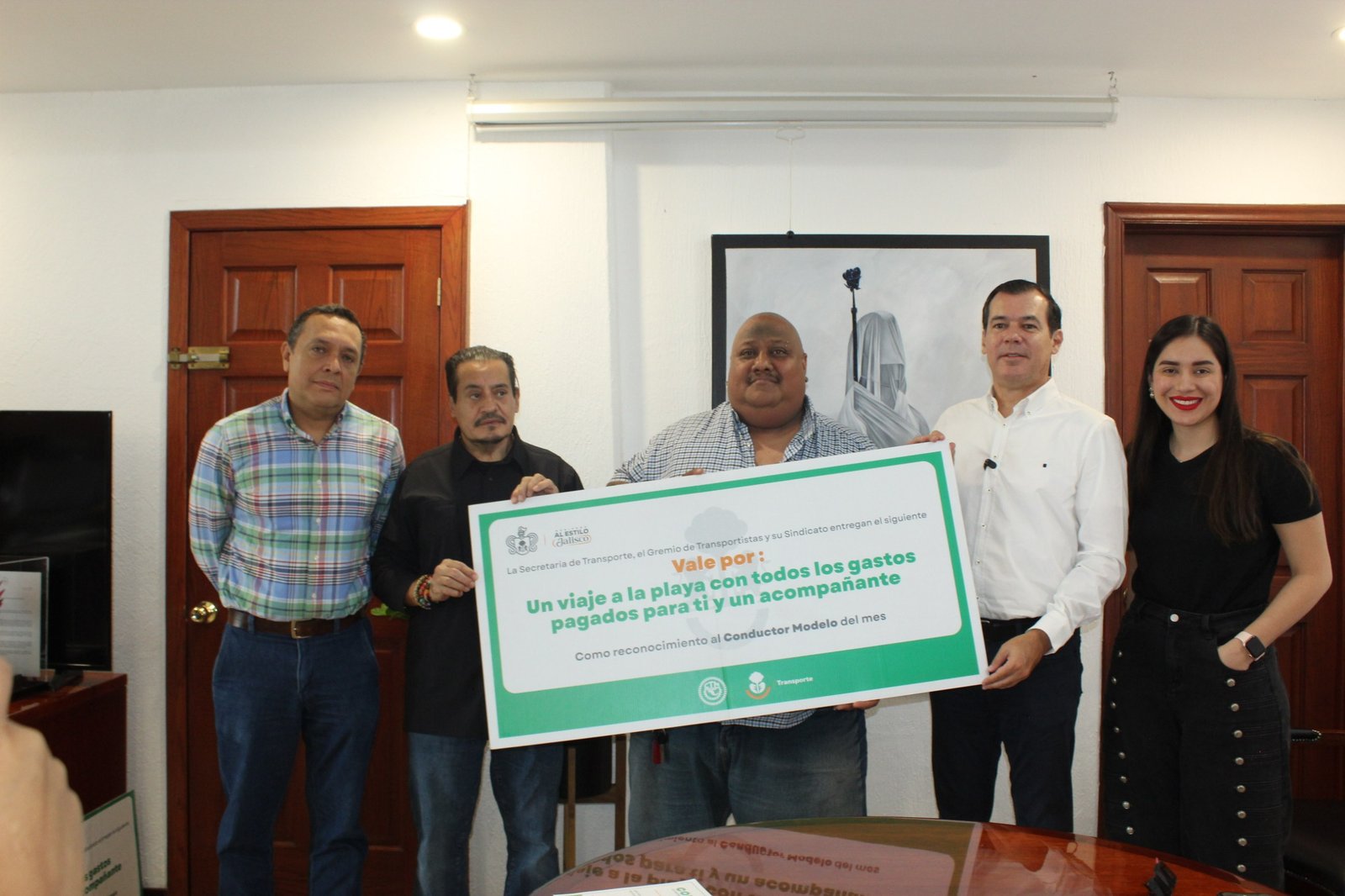 Premian honestidad de chofer