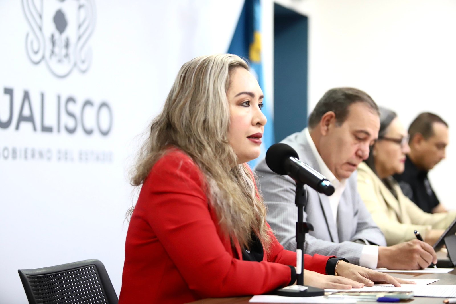 Detienen a hombre por pornografía infantil