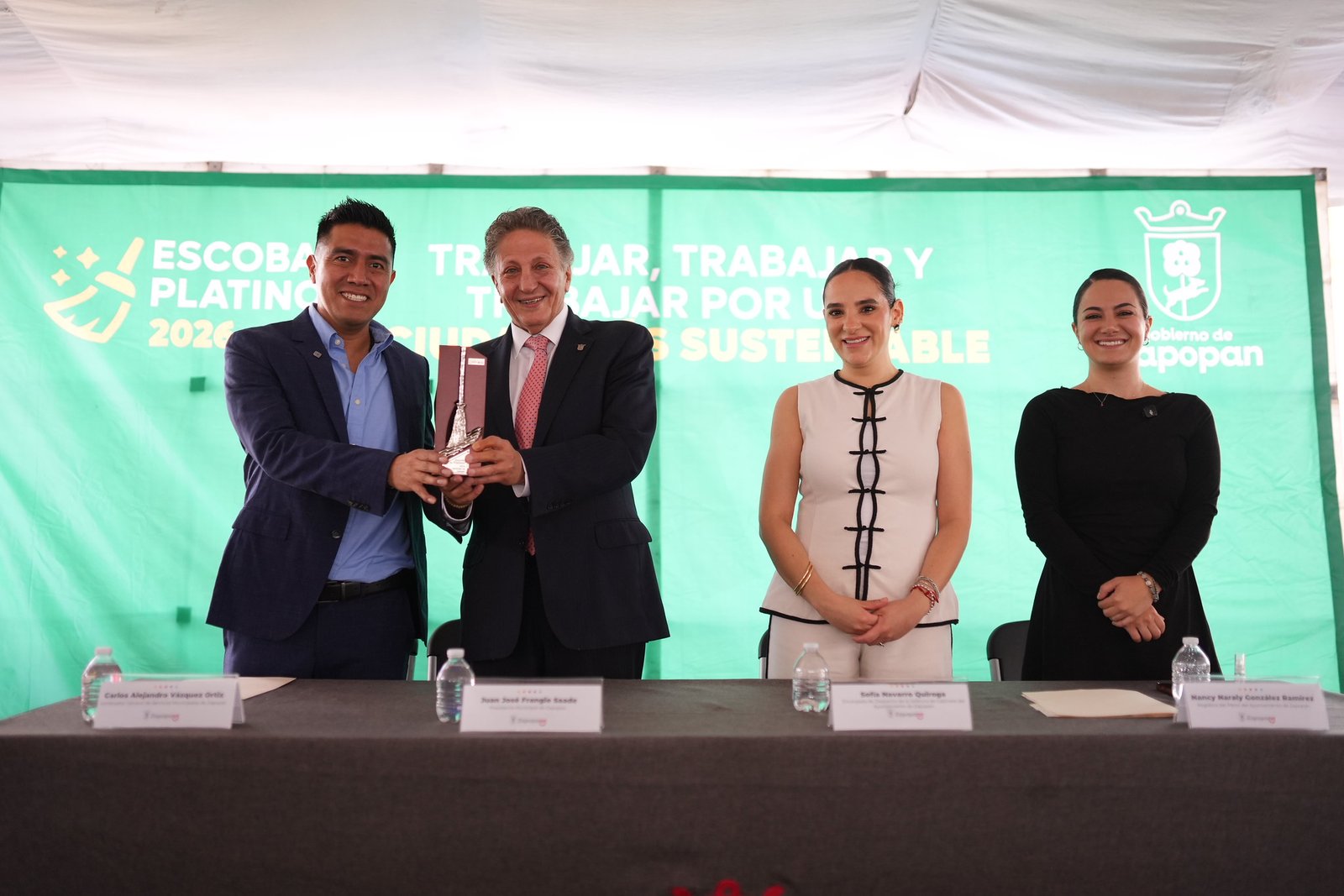 Zapopan recibe Escoba de Platino por limpieza urbana