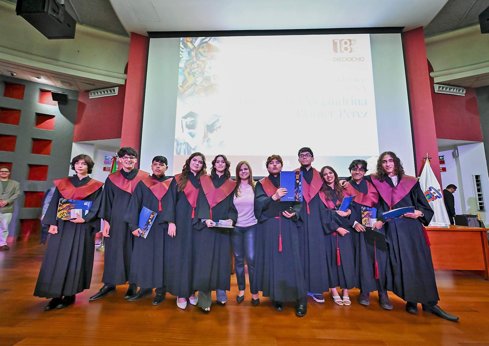 Karla Planter apadrina a generación de la Prepa 18
