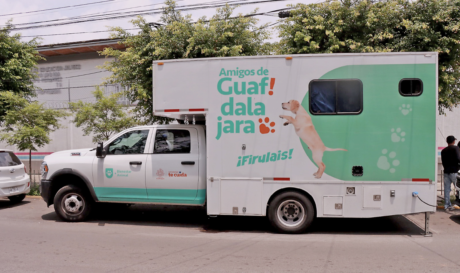Hospital móvil lleva atención veterinaria a colonias de GDL