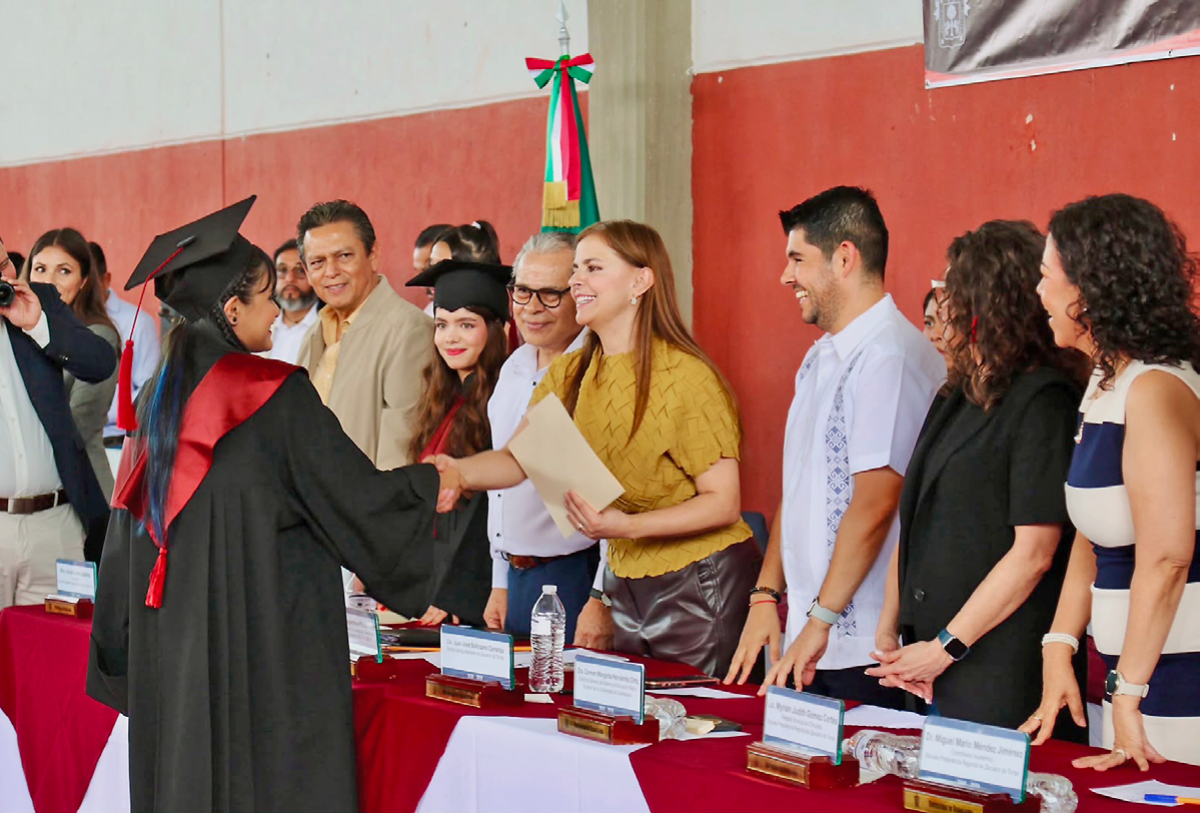 Karla Planter acompaña graduación en Zacoalco