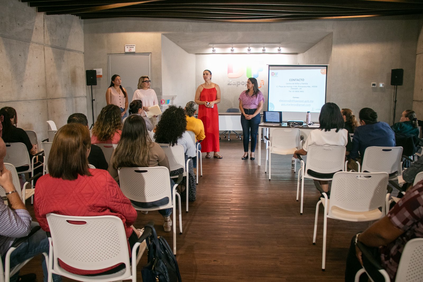 Orientan a familias sobre procesos de adopción