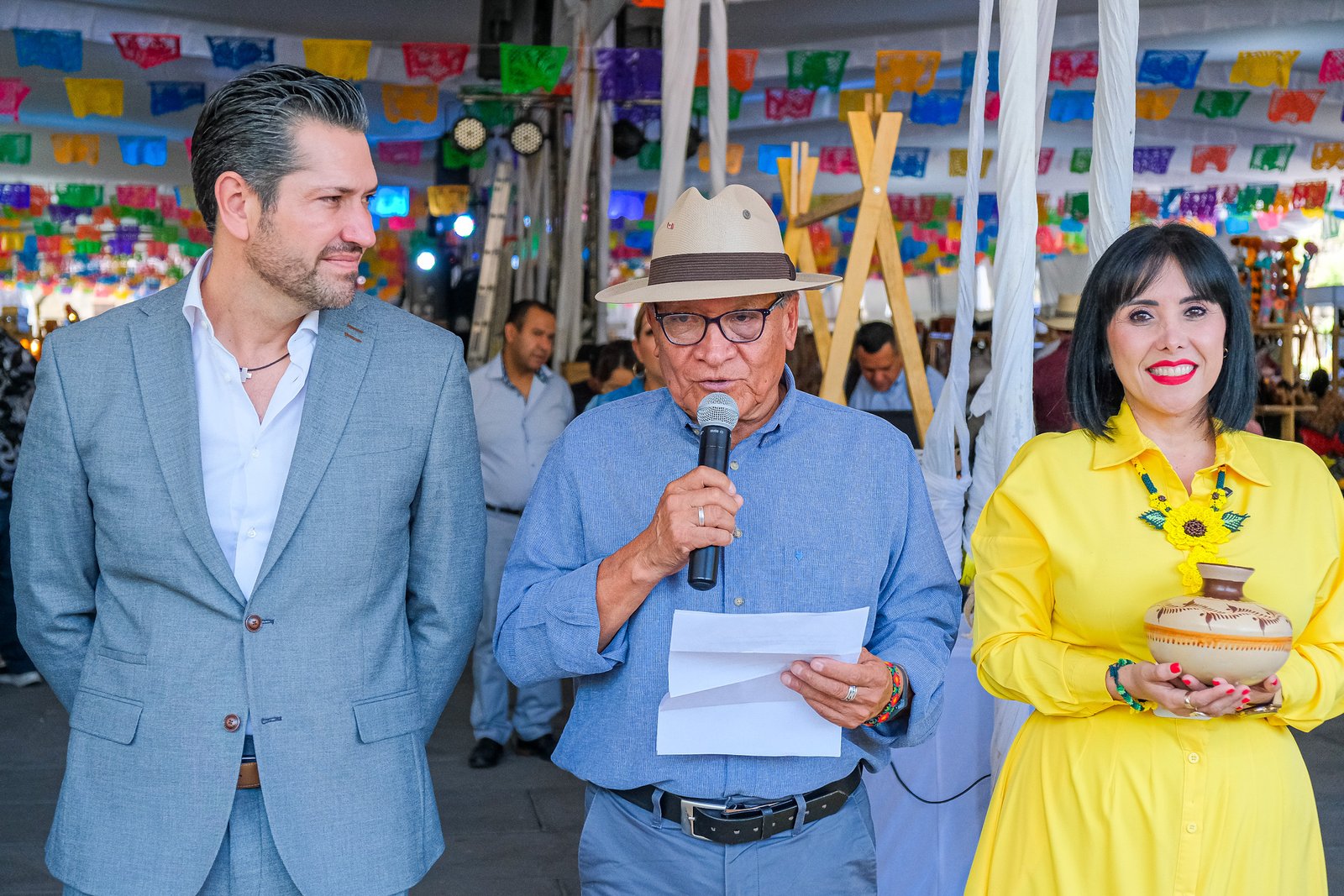 Arranca feria artesanal en Plaza Liberación
