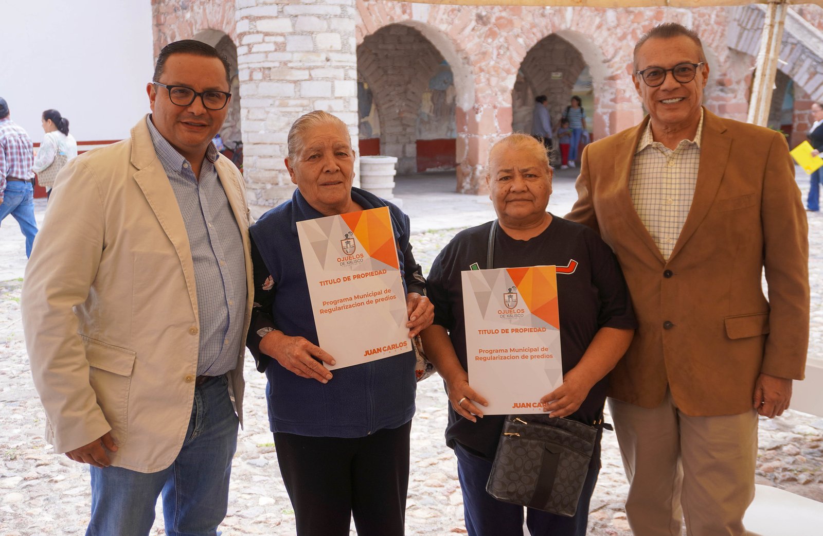 Entregan títulos de propiedad a 57 jefas de familia