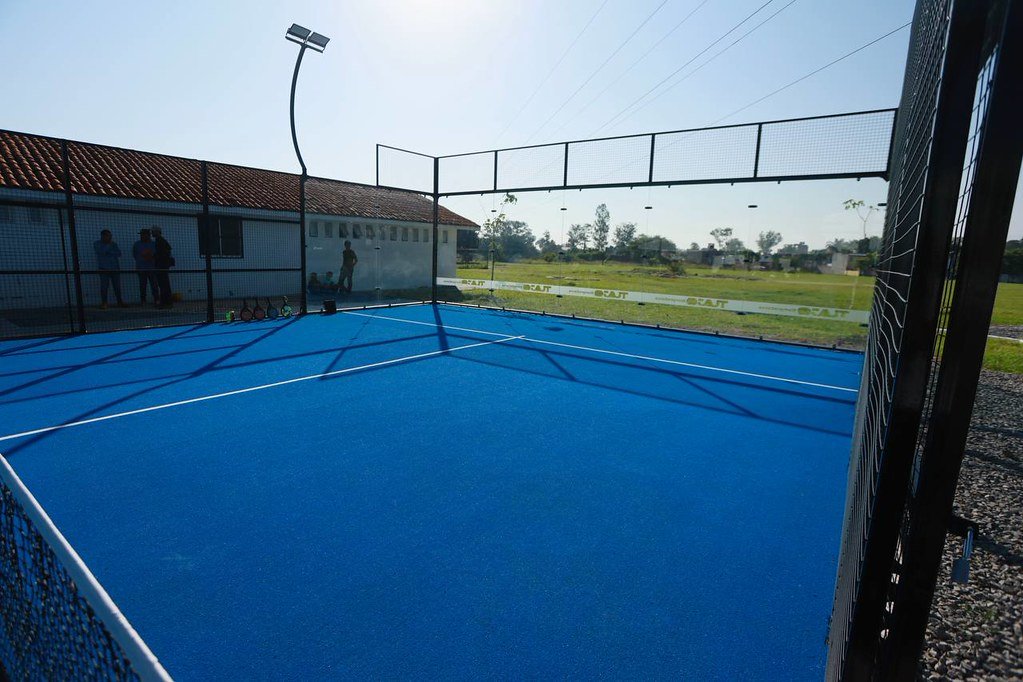 Construyen cancha de pádel y cruce pluvial en Campo Sur