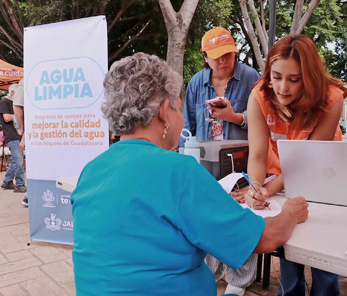 Guadalajara inicia entrega de agua potabilizada en garrafones