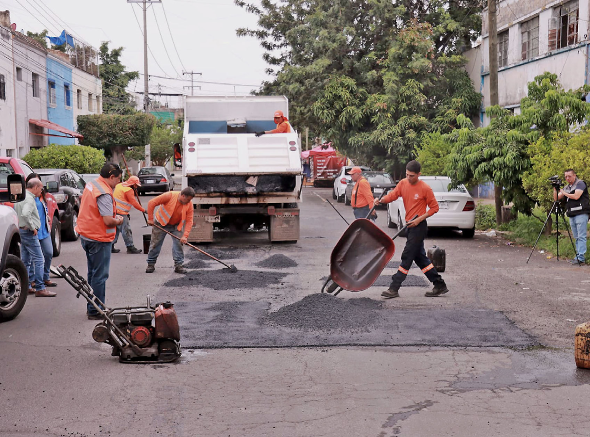 GDL repara más de 28 mil baches en siete meses