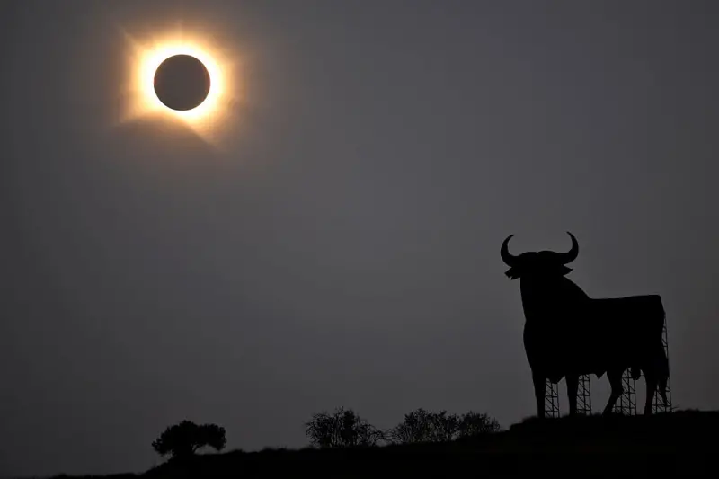 Rara Trilogía Cósmica: España Testigo de Eclipse Solar Total y Lluvia de Estrellas