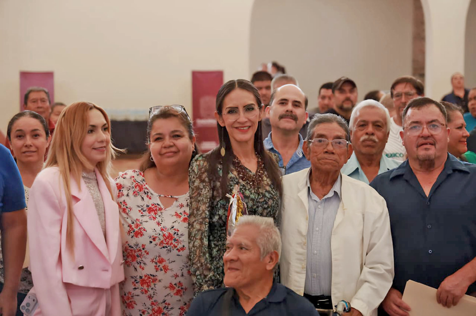 Tras años de espera, locatarios de Tlaquepaque reciben regularización