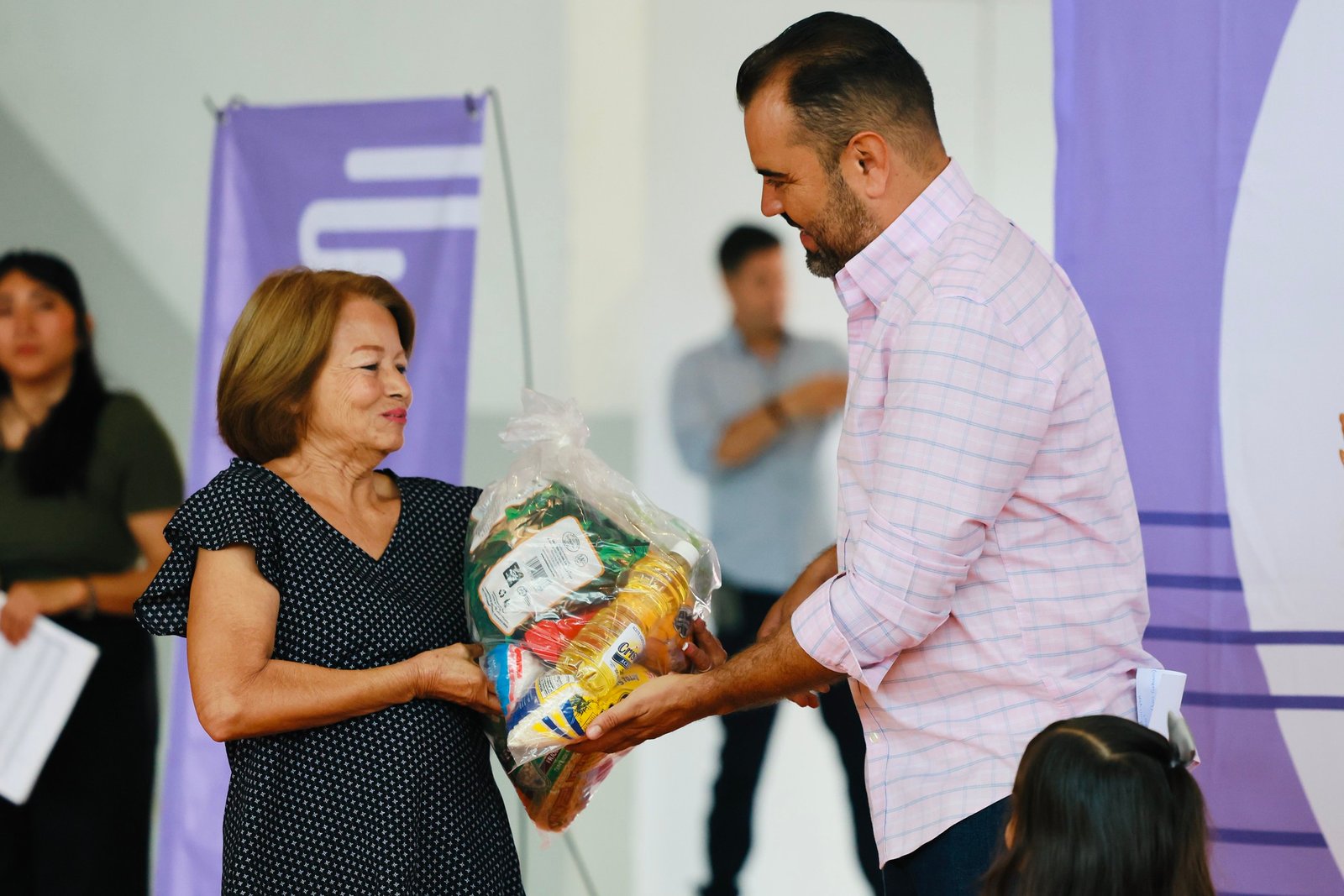 Quirino encabeza entrega de apoyos alimentarios