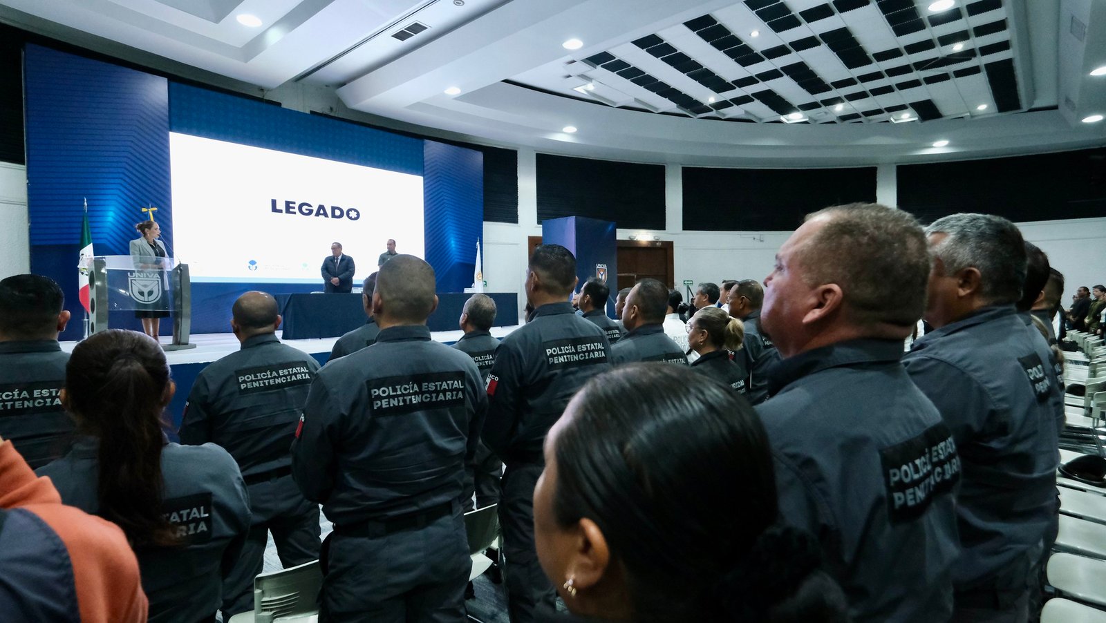Dan becas universitarias a hijos de policías