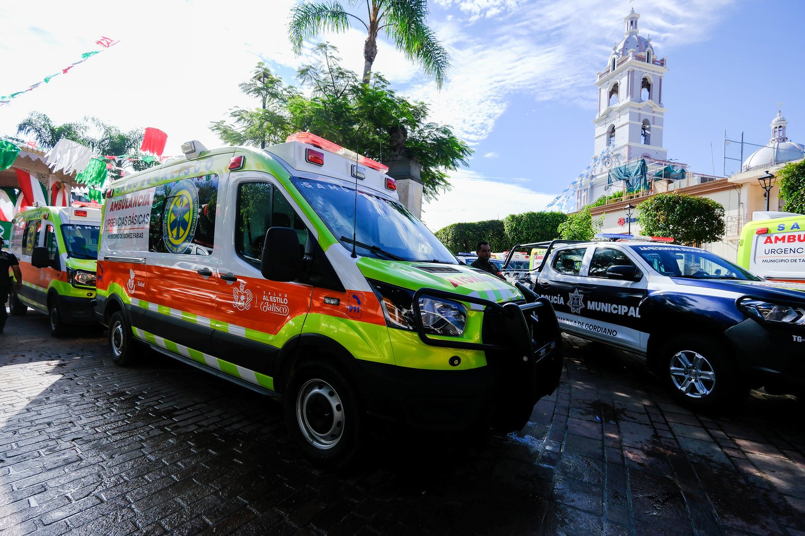 Lemus entrega patrullas y ambulancias a 13 municipios