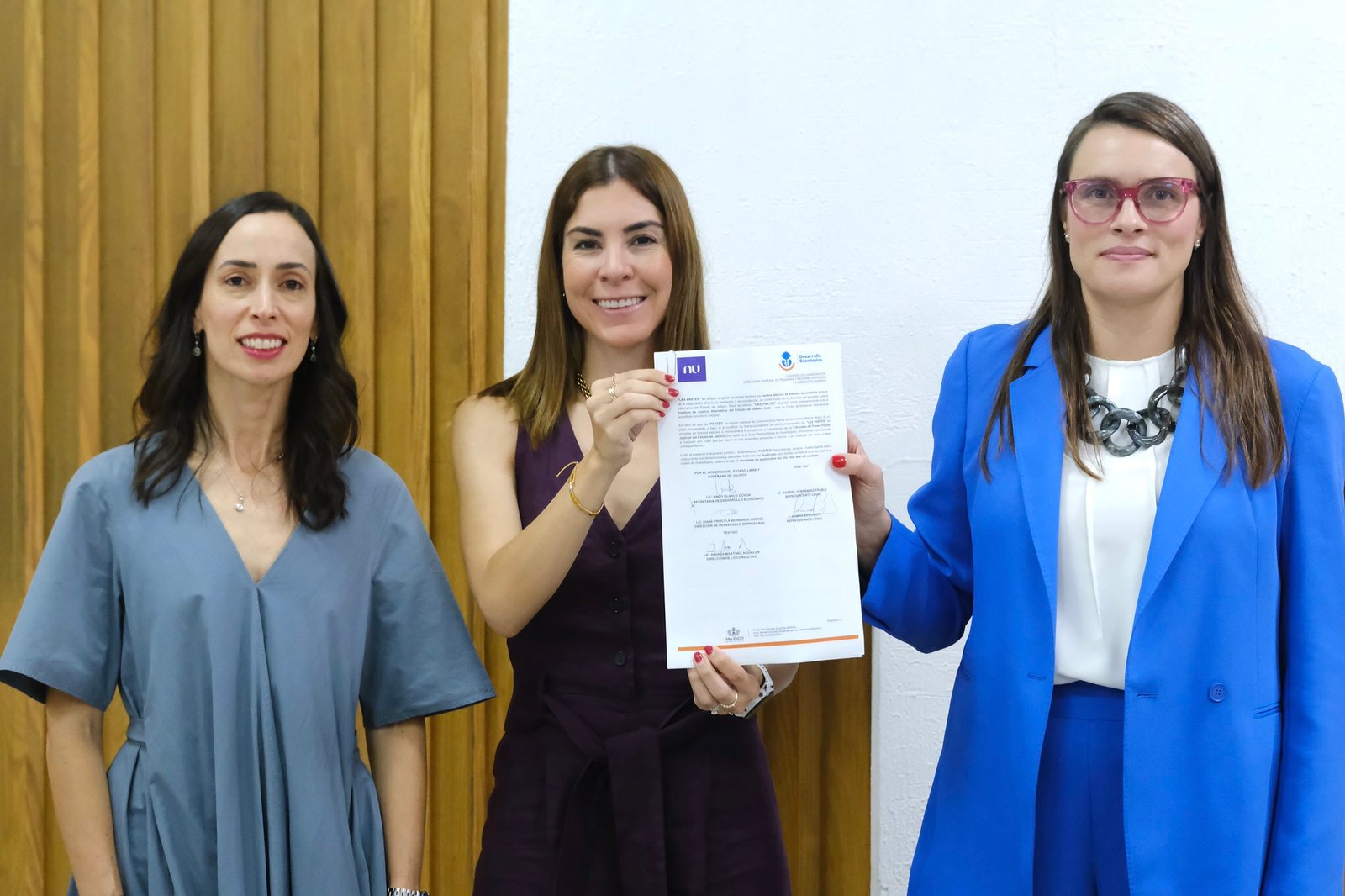 Anuncian 300 becas de formación tecnológica para mujeres