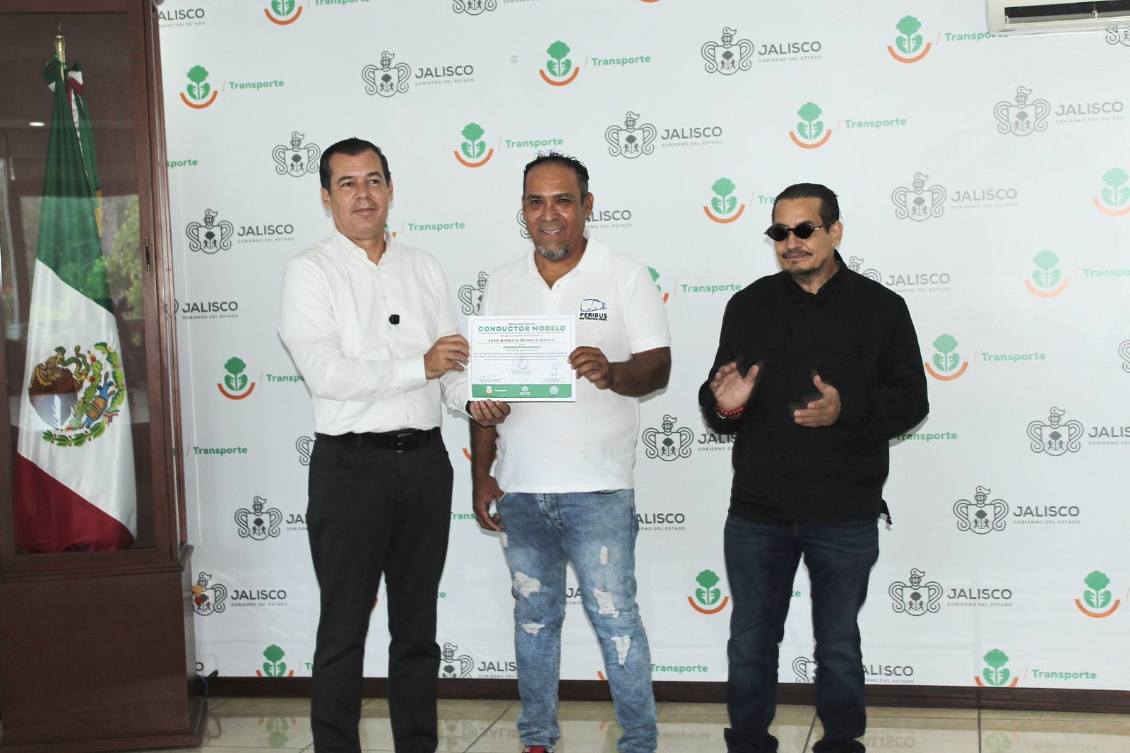 Reconocen a conductor por auxiliar a usuaria ante acoso
