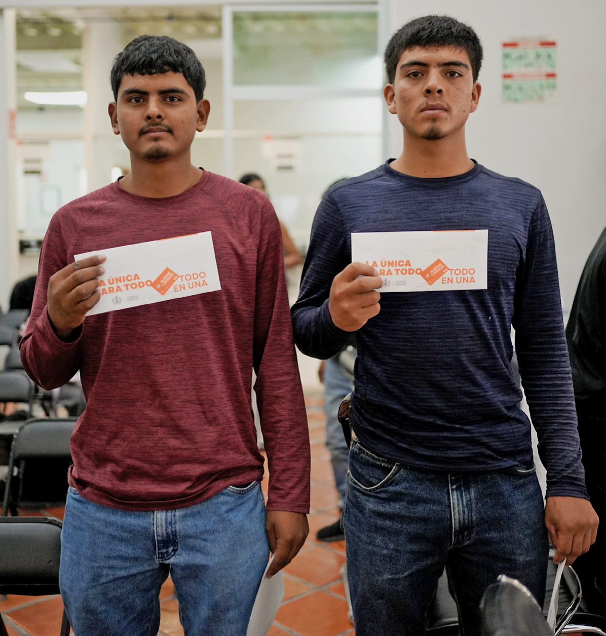 Entregan 101 becas para estudiantes de 13 municipios