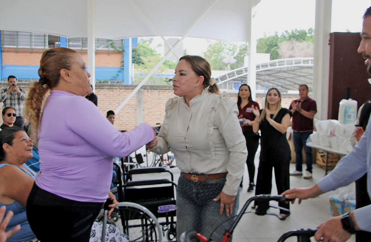 El Salto entrega sillas de ruedas a adultos mayores