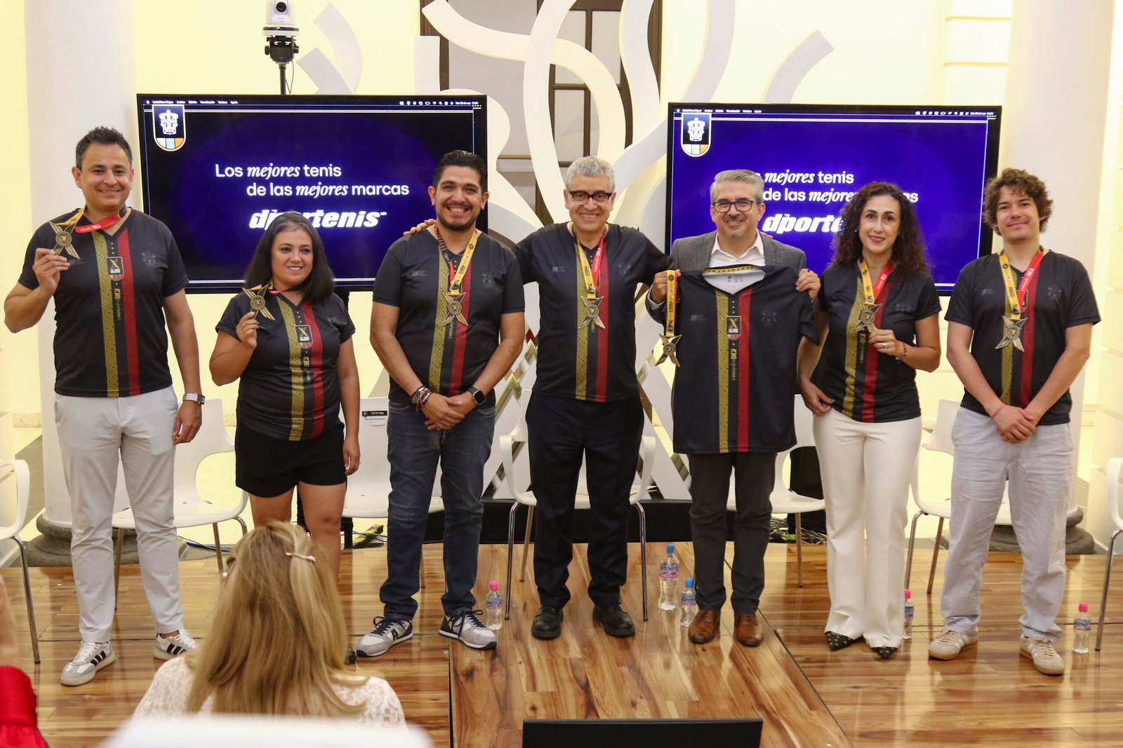 Presentan jersey y medalla de la décima carrera Leones Negros