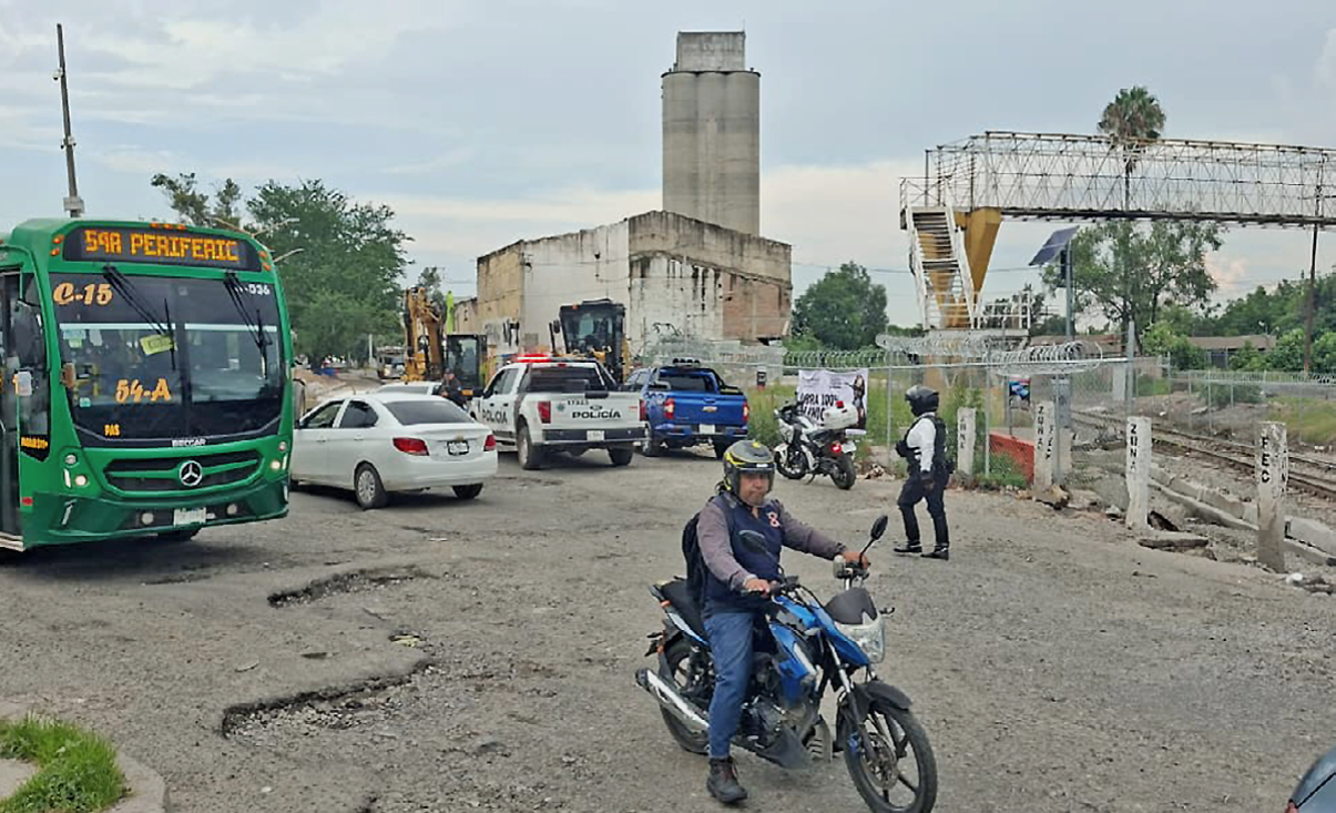 Anuncian rutas alternas por obra en Las Juntas