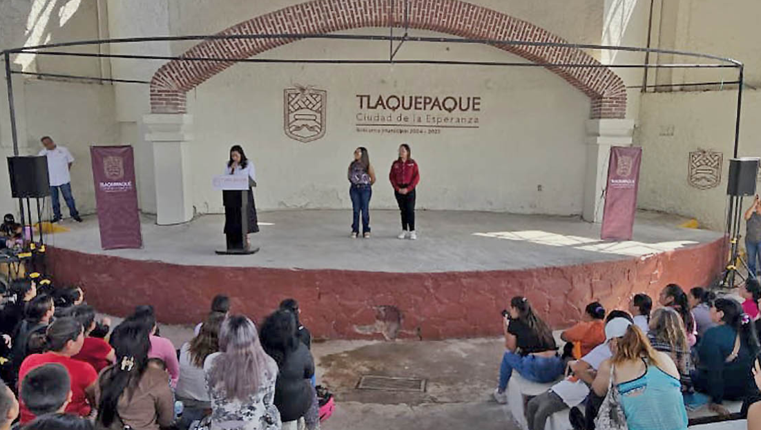 Participan 300 mujeres en conferencia sobre autoestima