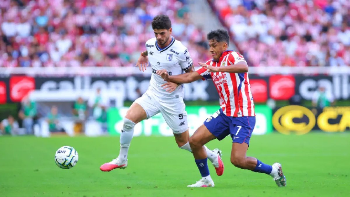 Luis Romo, del error al abucheo: La afición de Chivas, dividida