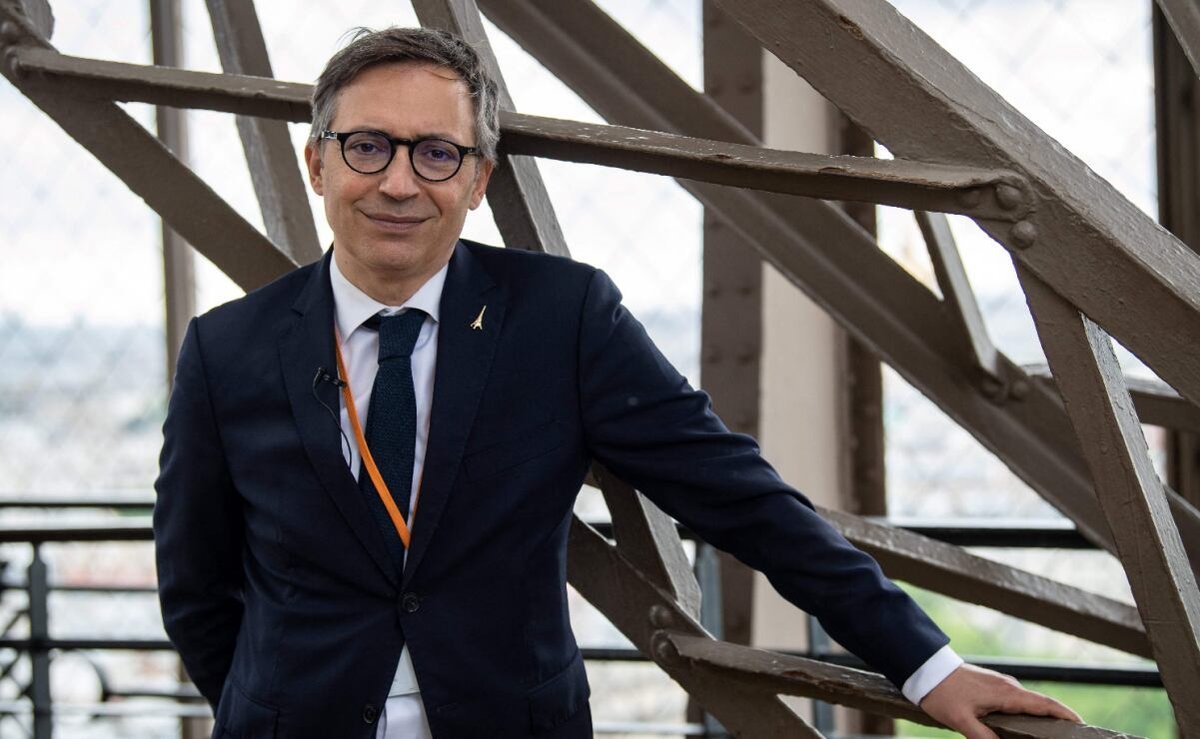 Polémica en París: Director de Torre Eiffel Renuncia por Exclusión de Personal Femenino