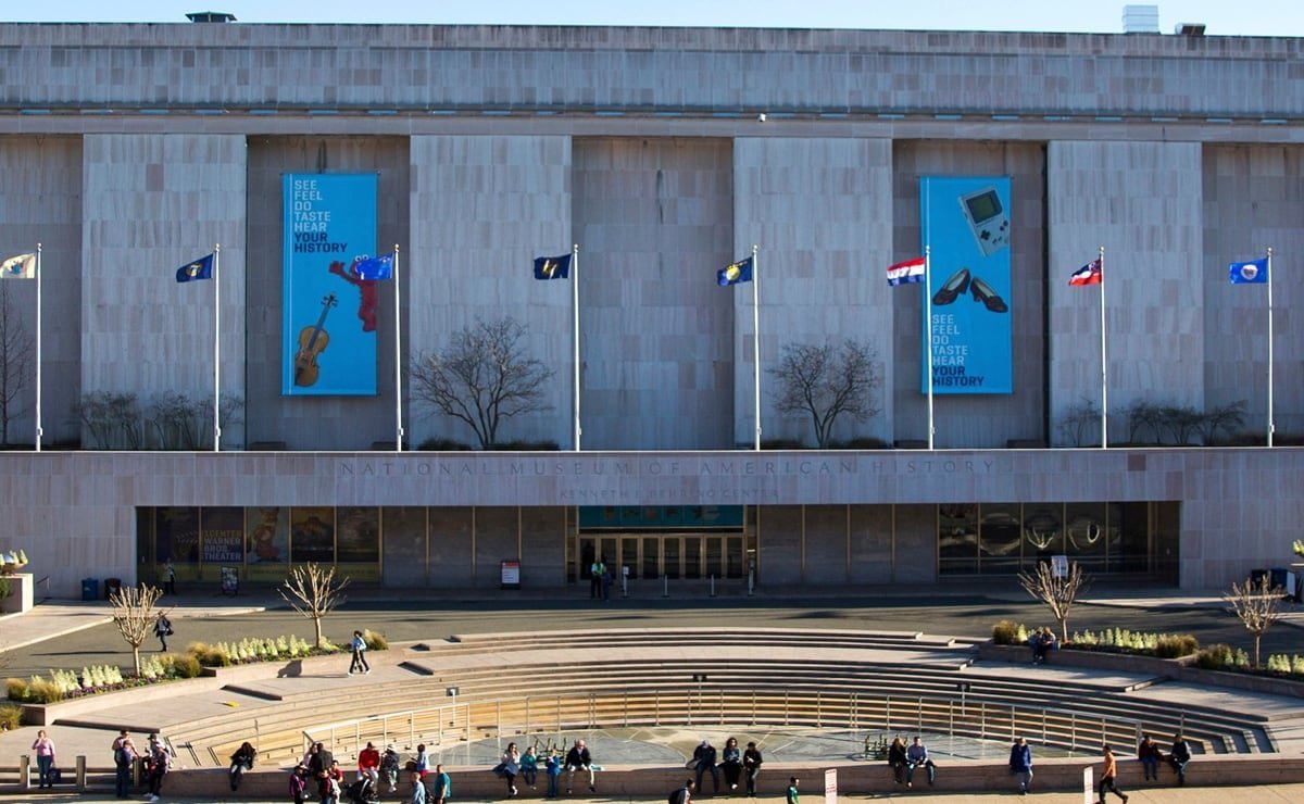 Trump intensifica presión sobre el Smithsonian para honrar a George Washington con estatuas