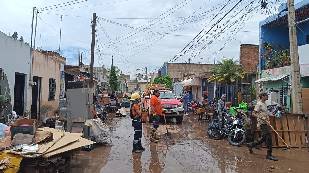 Severa tormenta anega Zapotlanejo y obliga a familias a resguardarse en sus azoteas