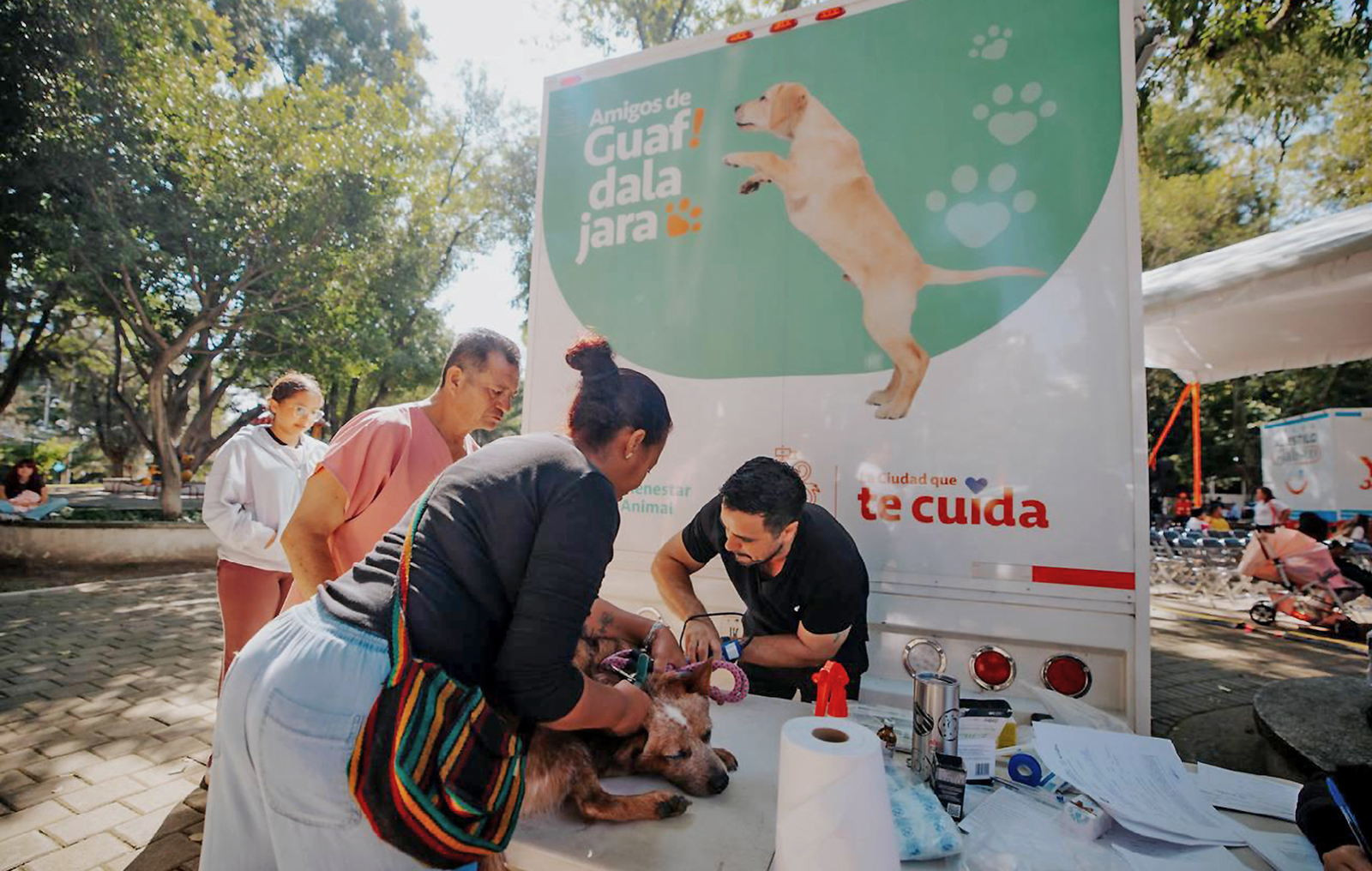 Entrega Vero Delgadillo dos nuevas Unidades Móviles Firulais