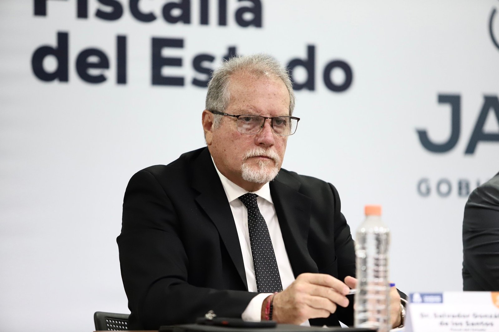 Fiscalía detiene a tres por violencia contra dos hermanos