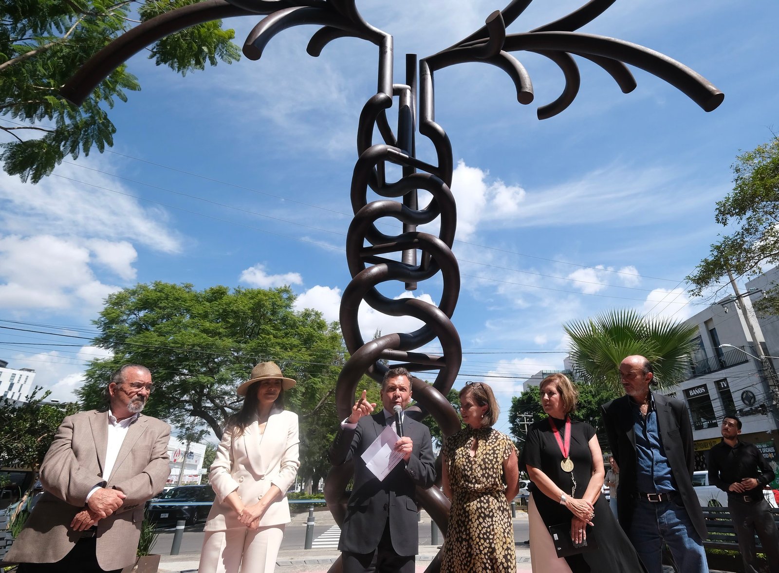 Develan última escultura de González Gortázar en Guadalajara