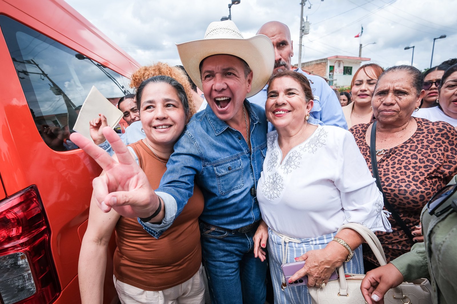 Jalisco entrega transporte escolar y anuncia centros de salud