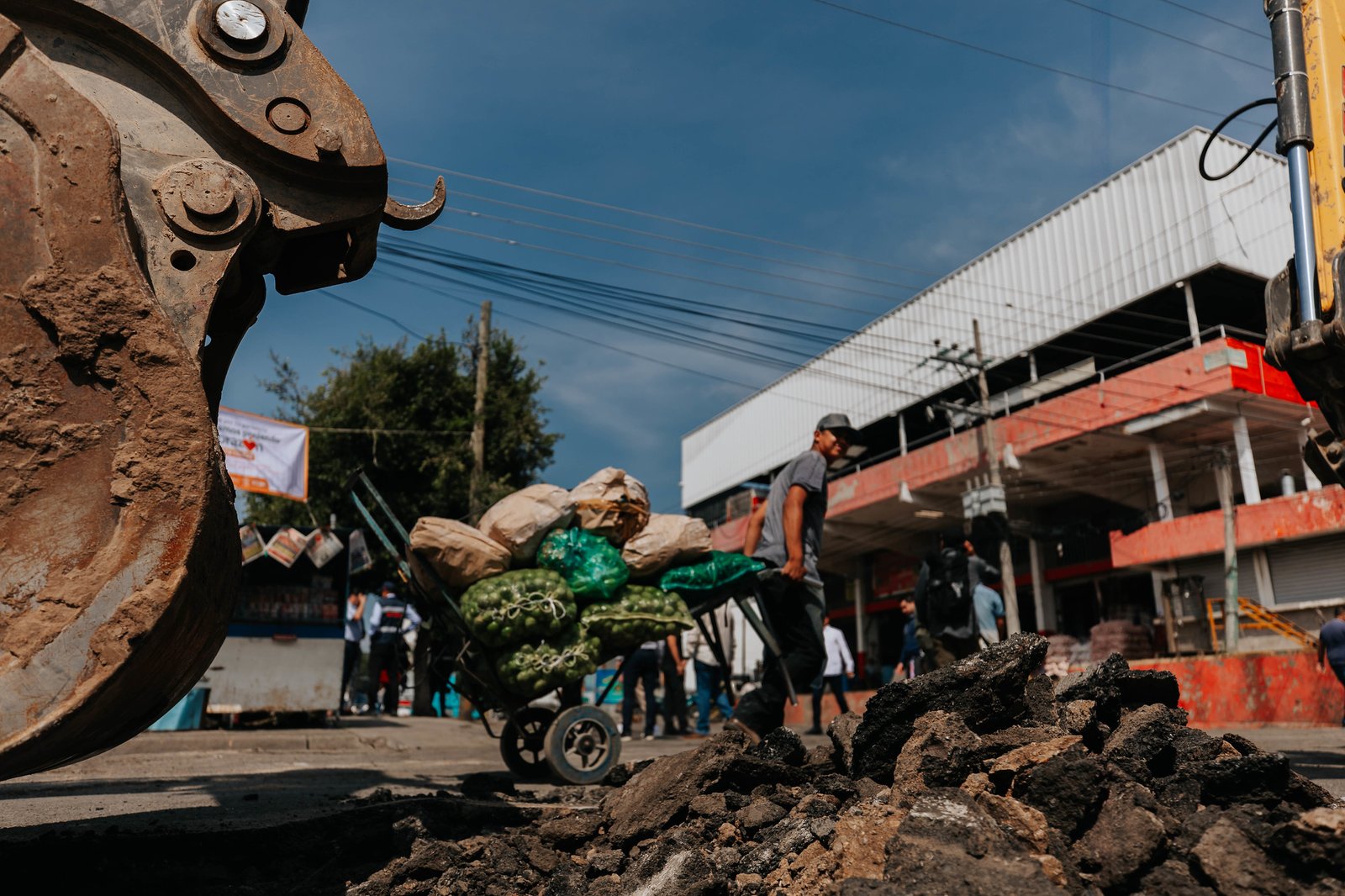 Destinan más de 60 mdp a rehabilitación de calles en el Mercado de Abastos