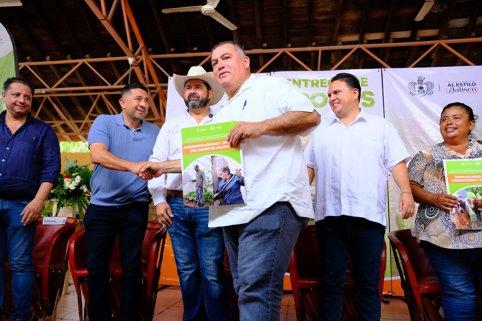 Reciben productores apoyos para impulsar el campo 
