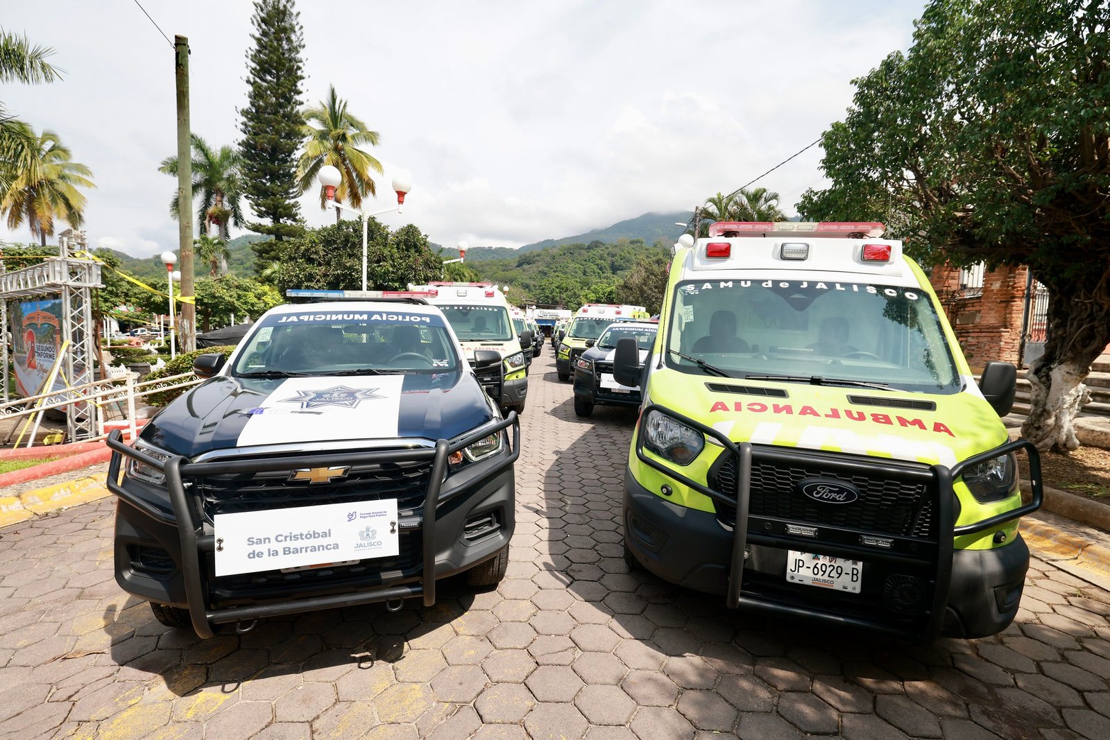 Entregan patrullas y ambulancias a municipios de la Costa Sur