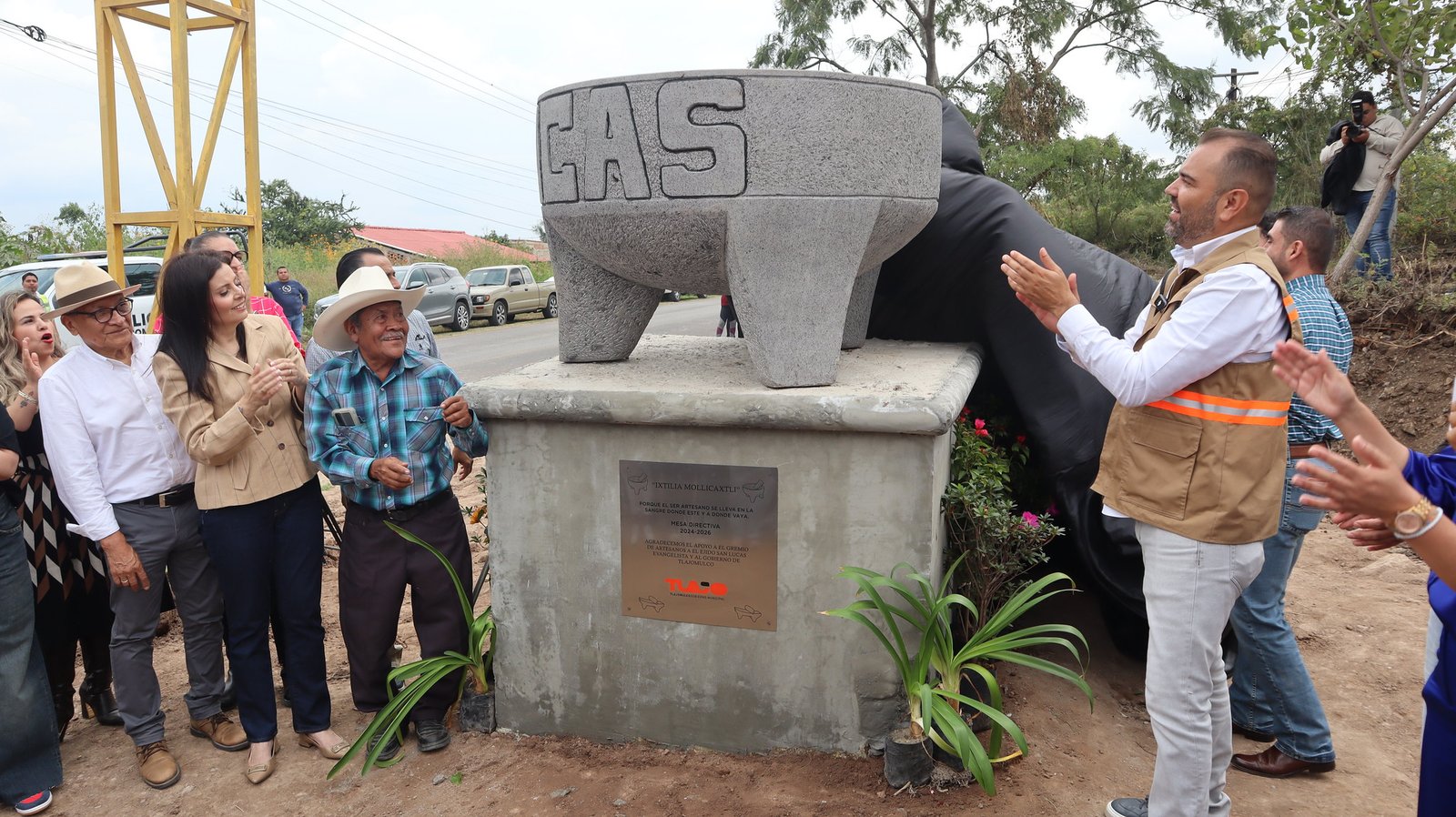 Develan molcajete monumental en San Lucas Evangelista