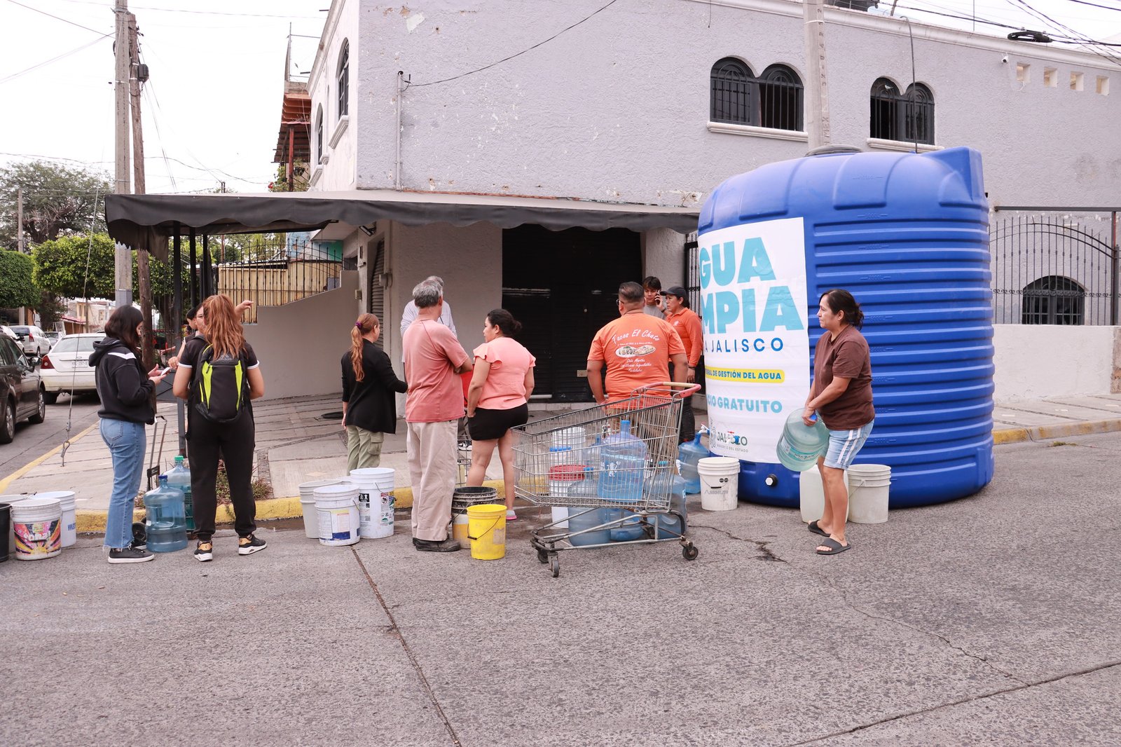 GDL refuerza abasto con 77 pipas