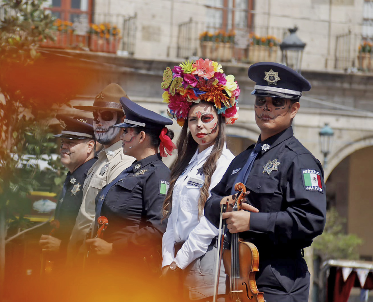 Llevarán catrinas policías a panteones y festejos