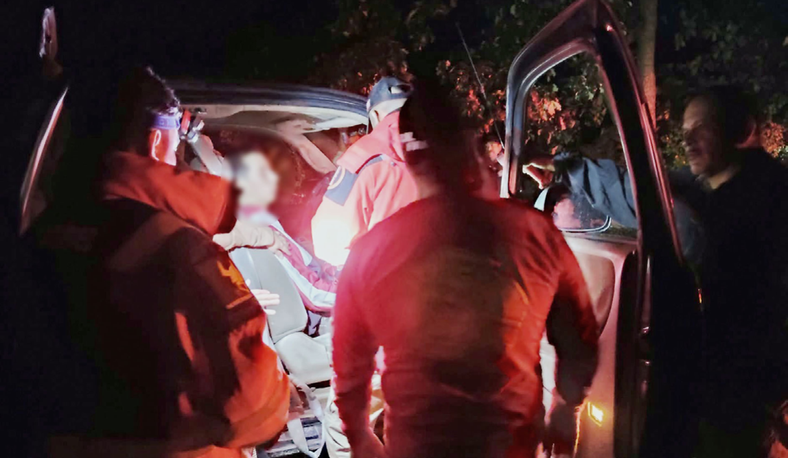 Rescatan a joven extraviado tras caer a un barranco