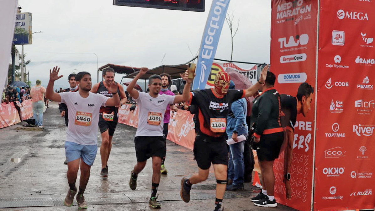 Poblanos dominan el Medio Maratón de Tlajo