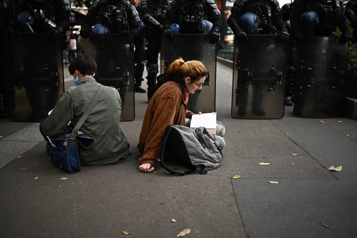 Macron Restringe Protestas en Francia y Acusa a Ultraizquierda de Intentar Derrocar la República
