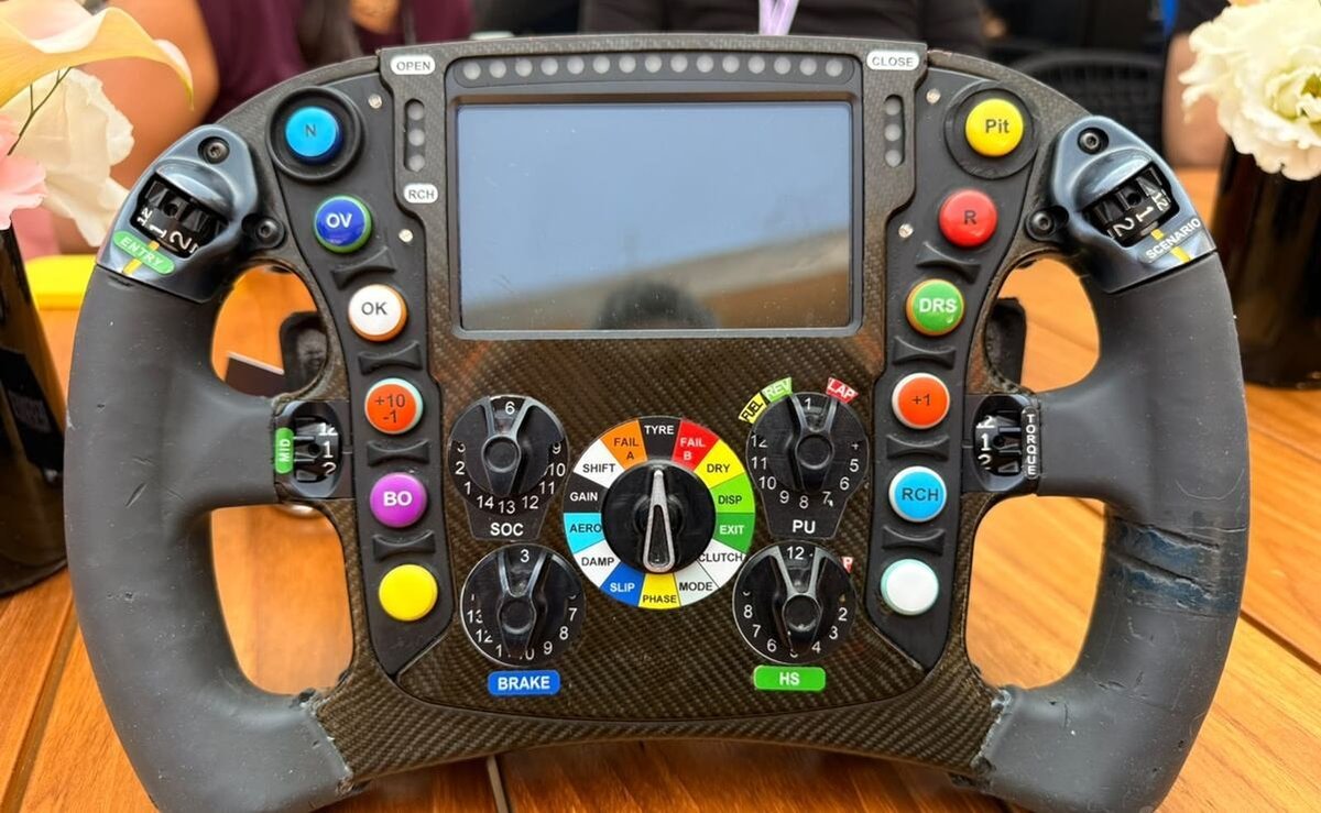 Descubre el Sofisticado Comando del F1: Un Volante, 50 Funciones